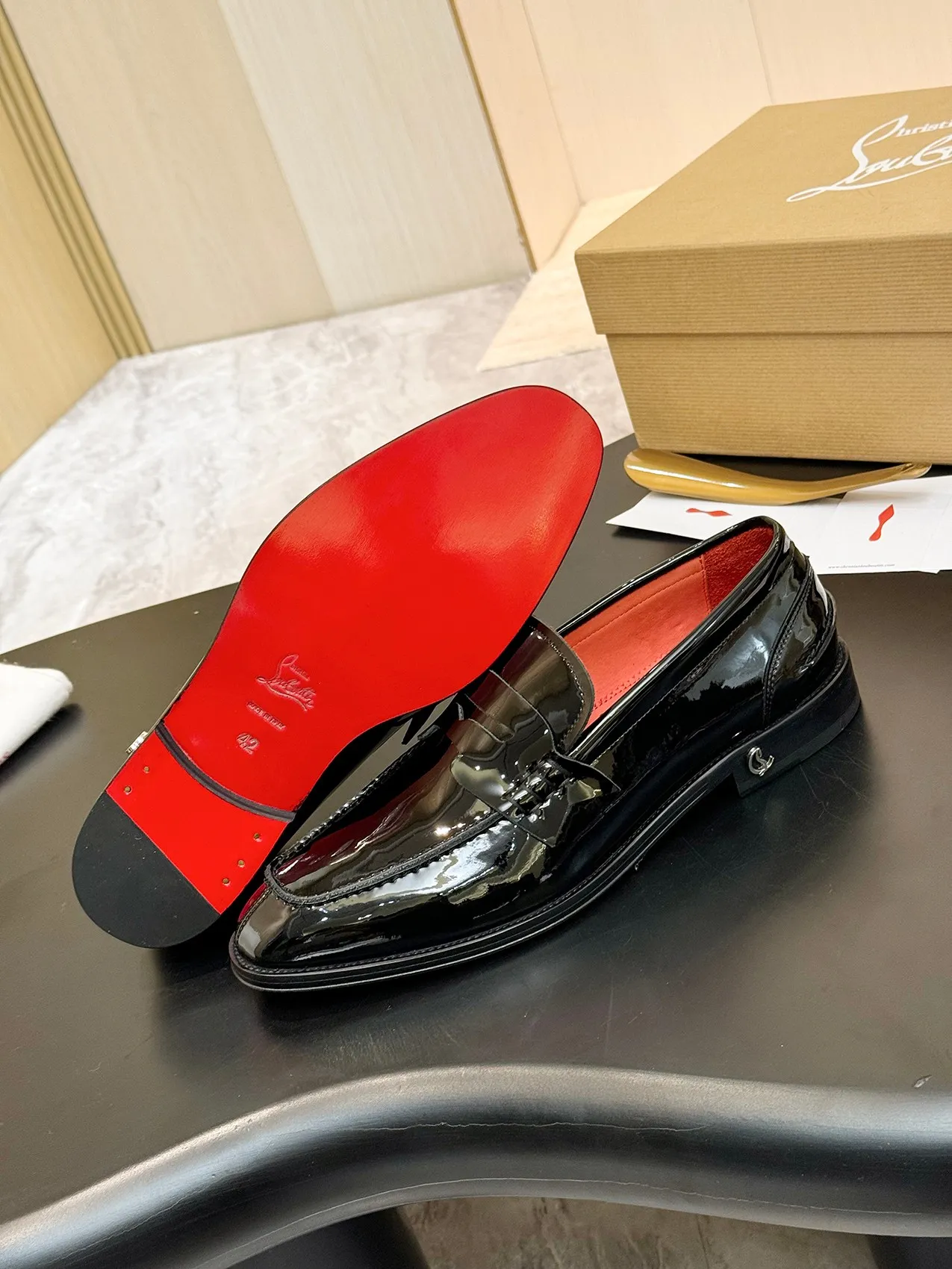 [CL red sole shoes] Top P: 1020💰 Size 39-44 (⚠️38.45.46.47 custom-made, non-returnable and non-exchangeable) 🆑High-end men's business formal leather shoes, original authentic top quality goods ••✅💯 Top original order purchasing agent! Original imported patterned cowhide ➕Imported cowhide lining ➕Cowhide feet ➕Original leather outsole~🉑️Feel free to compare the authentic ones!